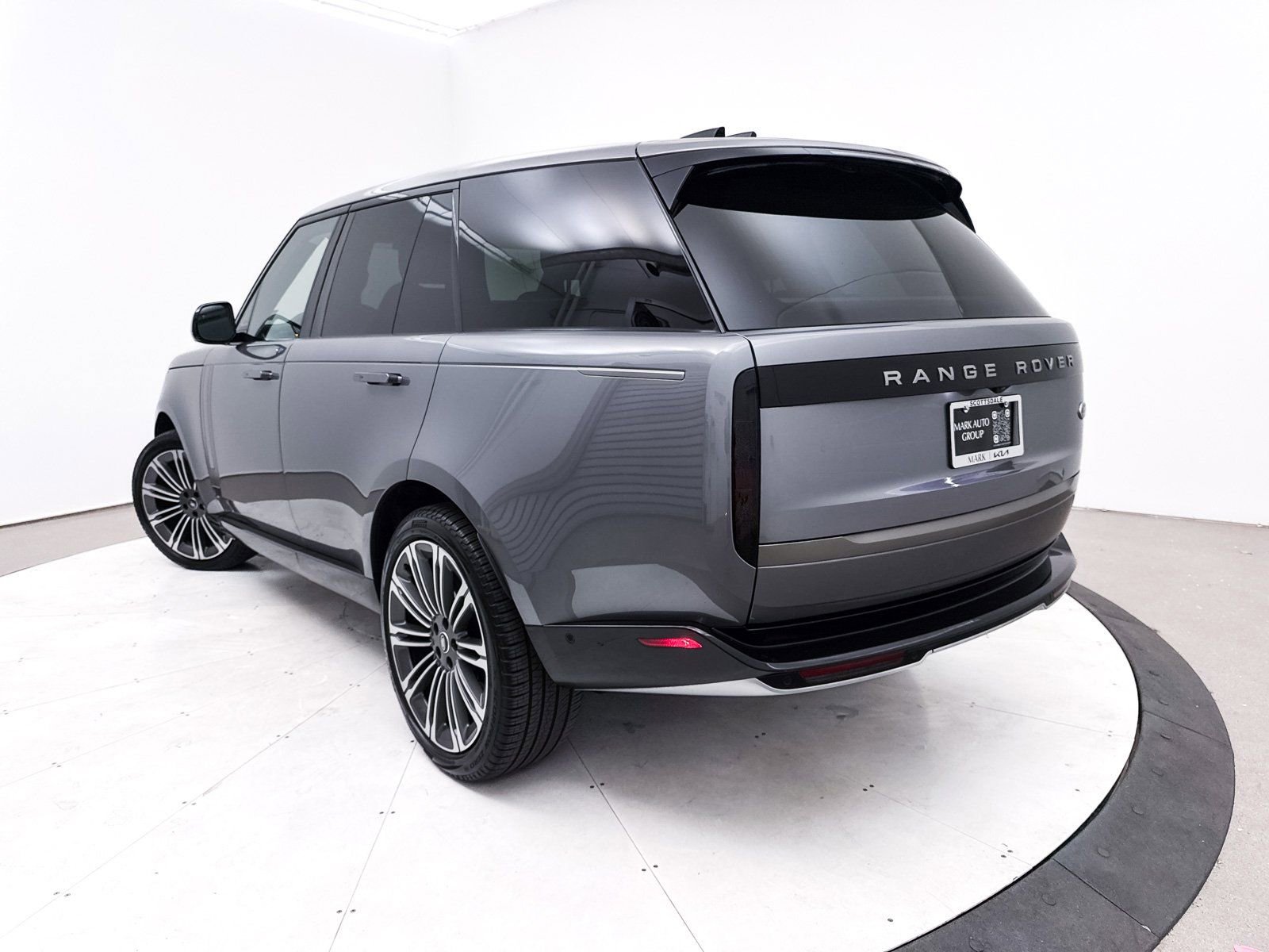 Used 2023 Land Rover Range Rover SE image 2