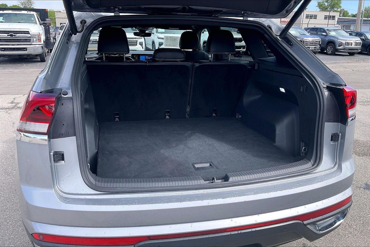 Used 2024 Volkswagen Atlas Cross Sport SE FWD image 4