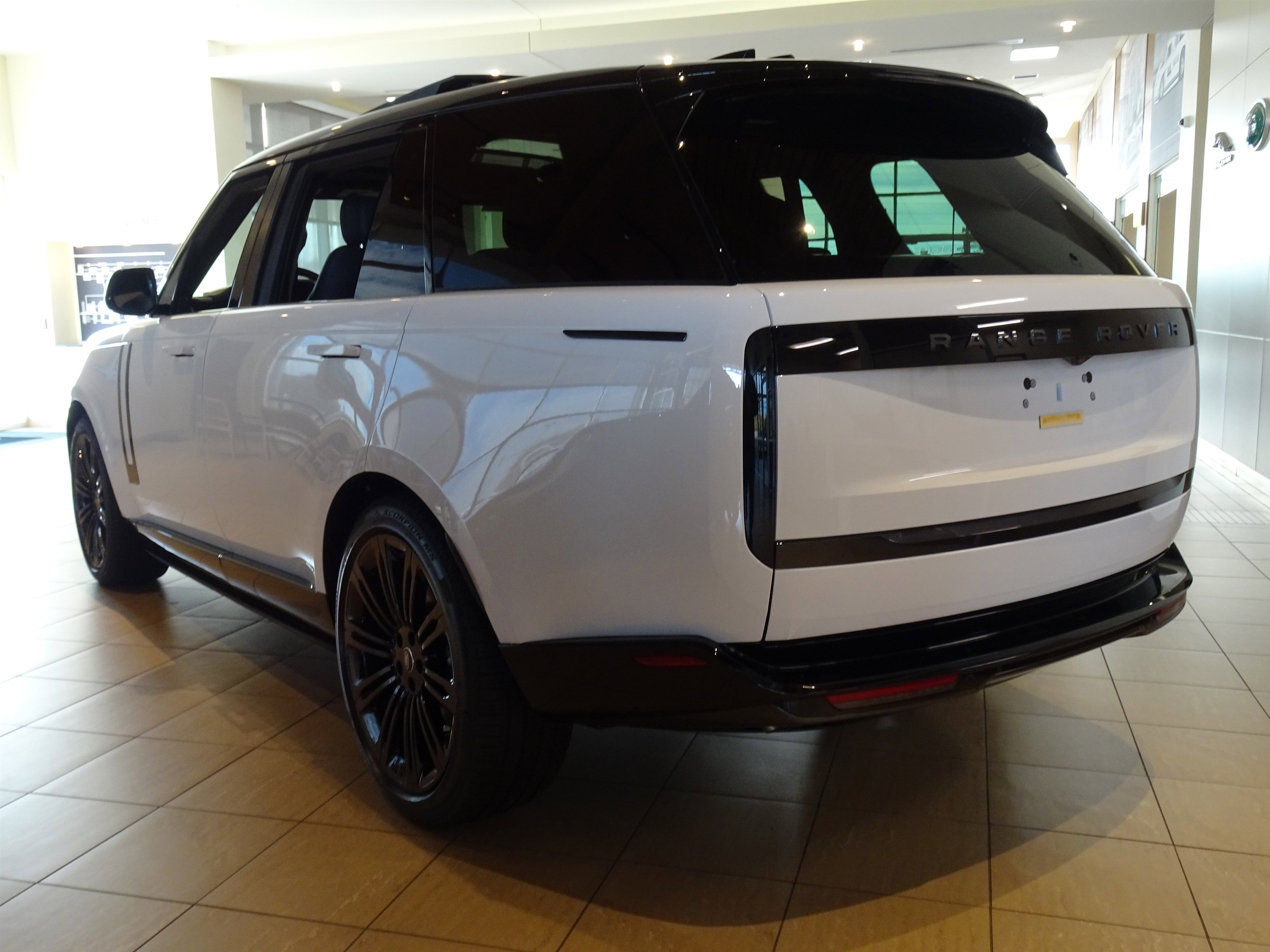 New 2025 Land Rover Range Rover Long Wheelbase SE image 9