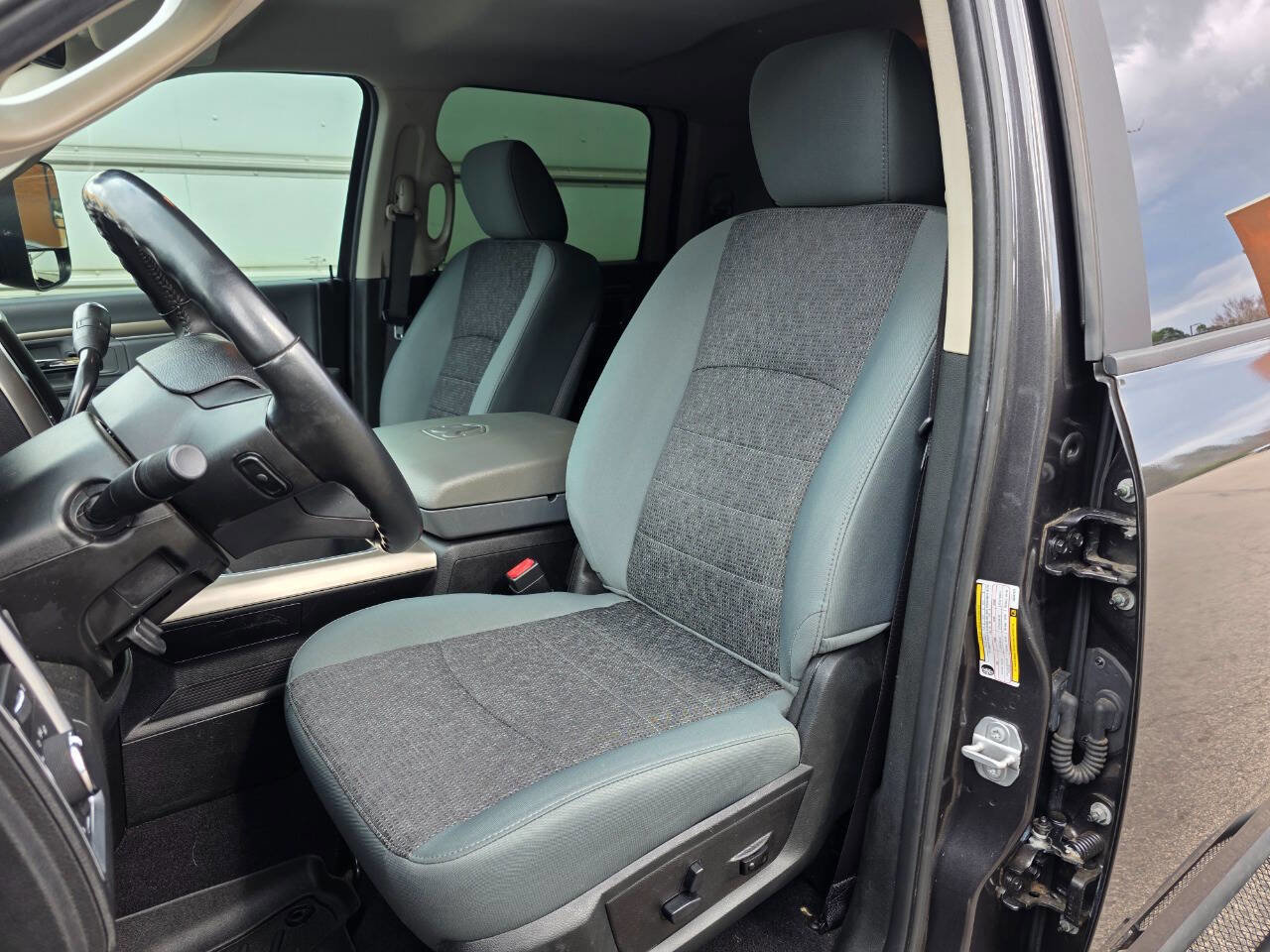 Used 2018 RAM 2500 SLT w/ Luxury Group image 13