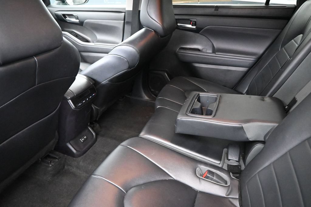 Used 2023 Toyota Highlander XLE AWD/4WD image 19