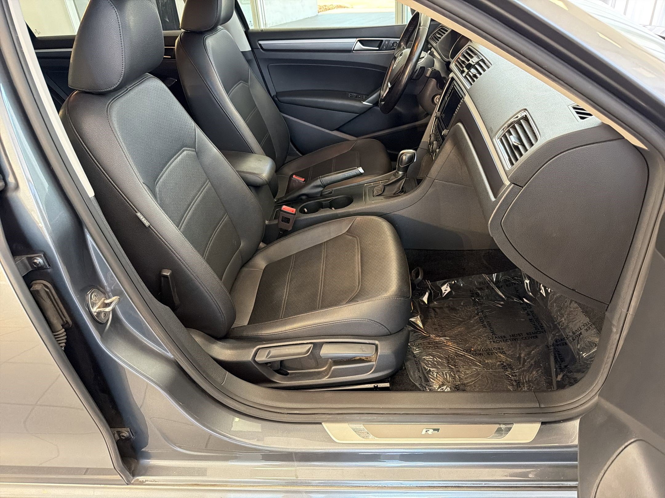 Used 2018 Volkswagen Passat 2.0T R-Line image 28