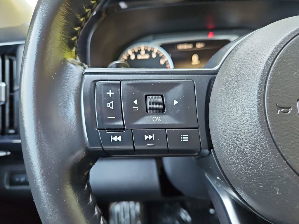 Used 2025 Nissan Pathfinder SV FWD image 11