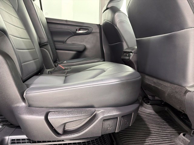 Used 2021 Toyota Highlander XLE AWD/4WD image 57