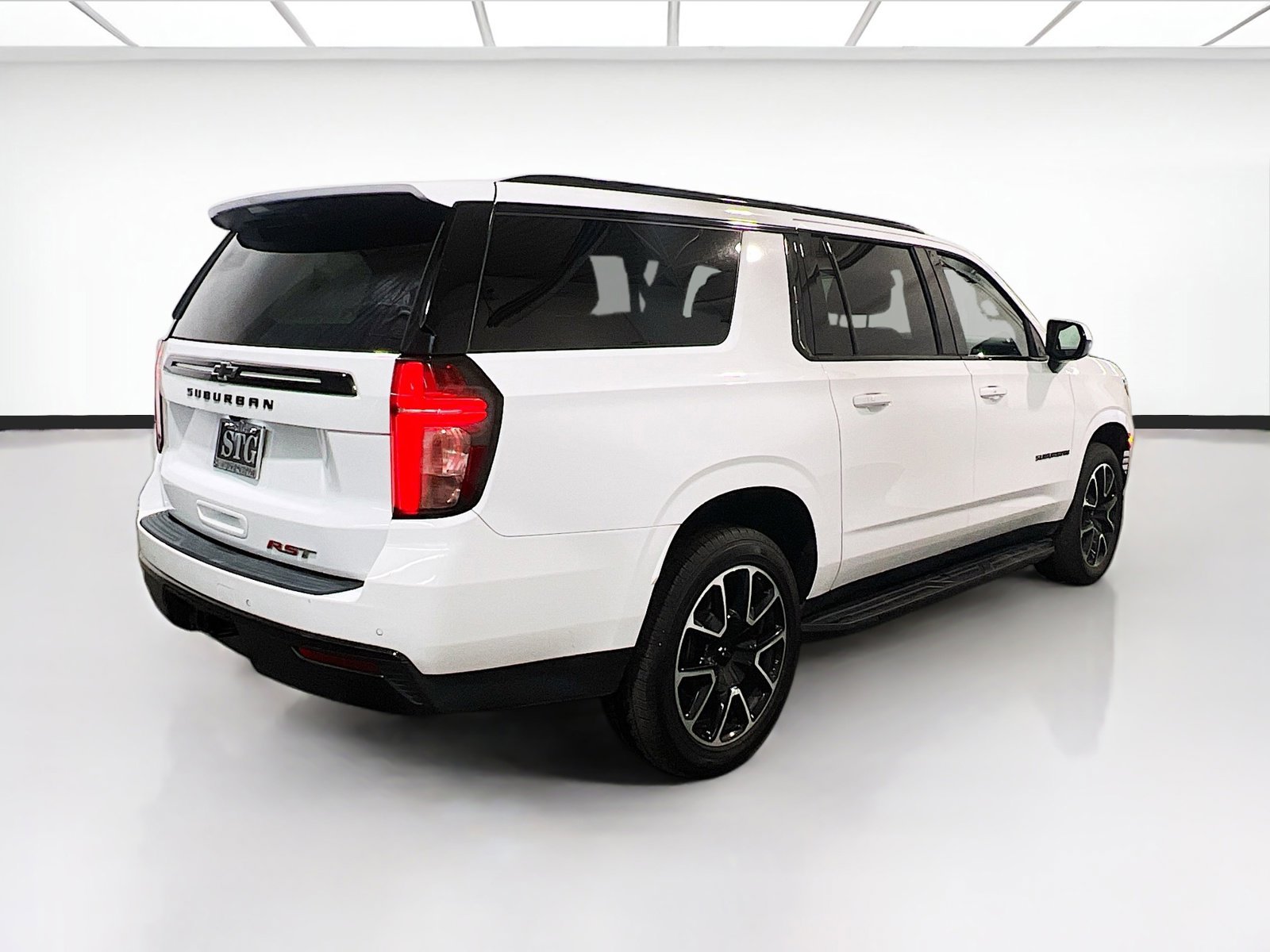 Used 2024 Chevrolet Suburban RST RWD image 4