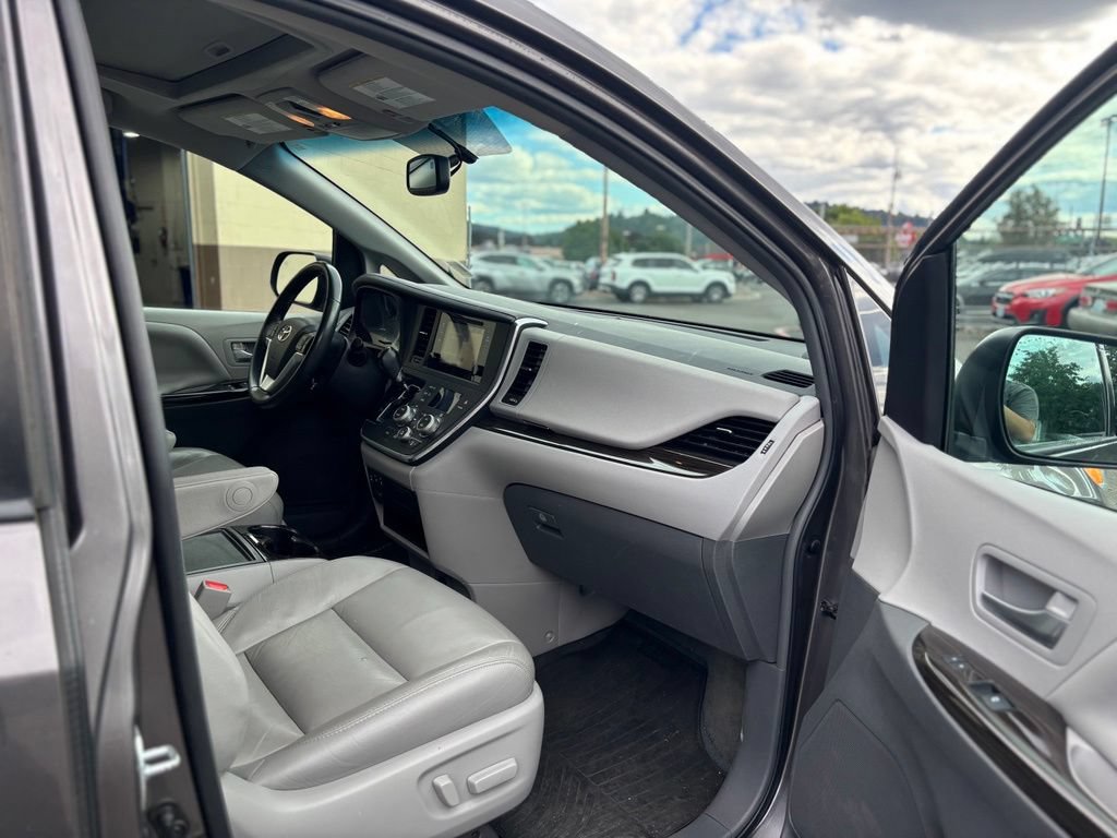 Used 2017 Toyota Sienna XLE w/ XLE Navigation Package AWD/4WD image 15
