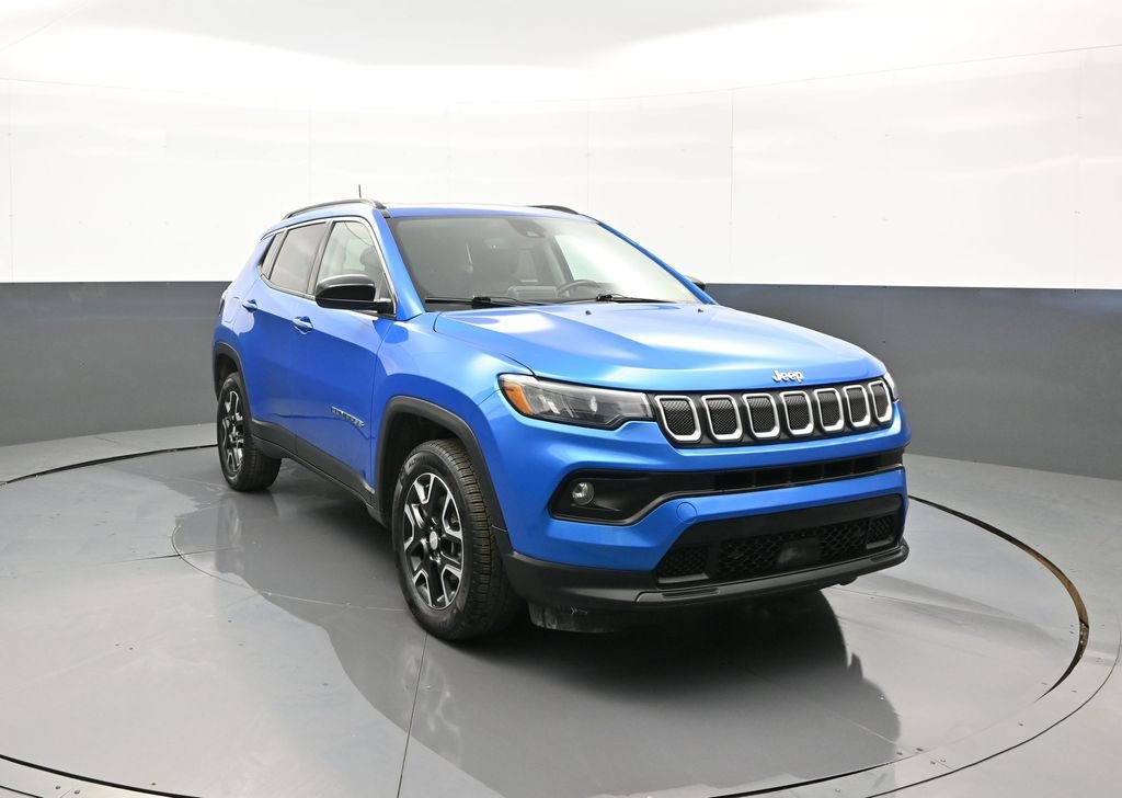 Used 2022 Jeep Compass Latitude w/ Sun and Sound Group AWD/4WD image 3