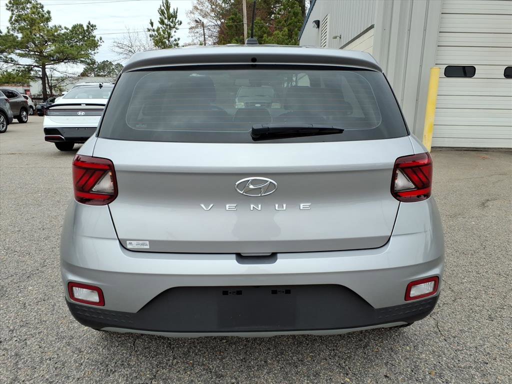 Used 2025 Hyundai Venue SE image 4