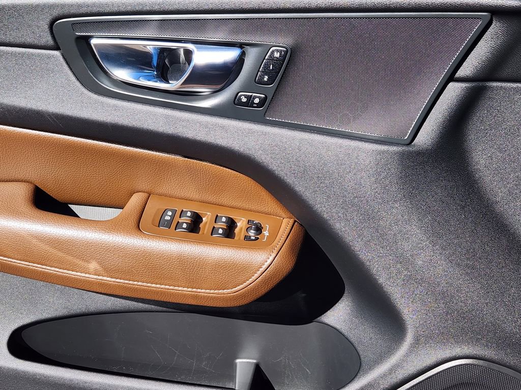 Used 2019 Volvo XC60 T6 Momentum w/ Advanced Package image 14