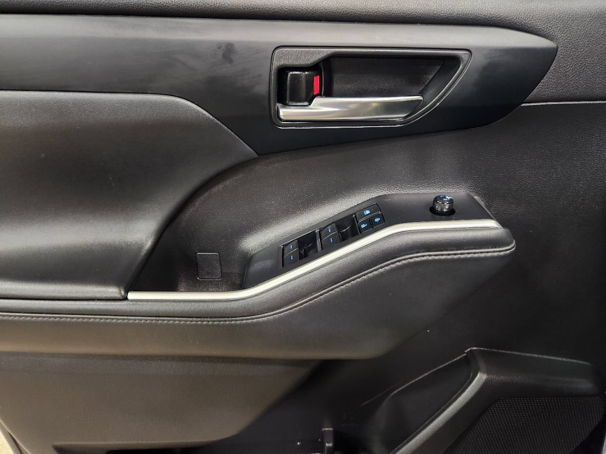 Used 2022 Toyota Highlander XLE FWD image 43