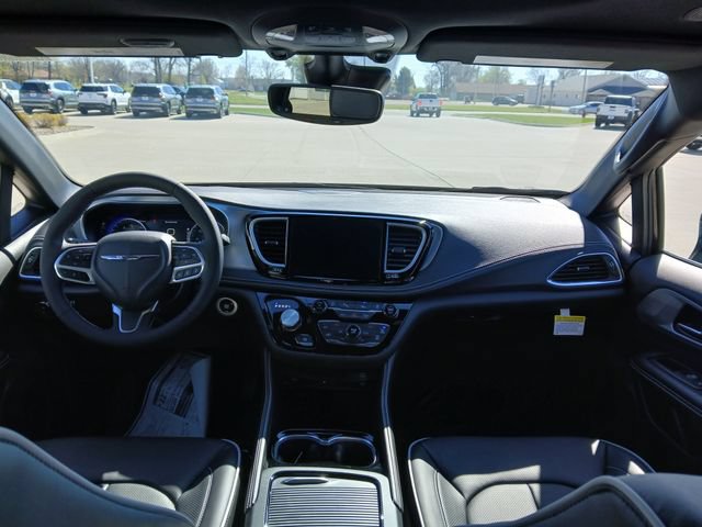 New 2026 Chrysler Pacifica Limited w/ Uconnect Theater Family Group FWD image 31