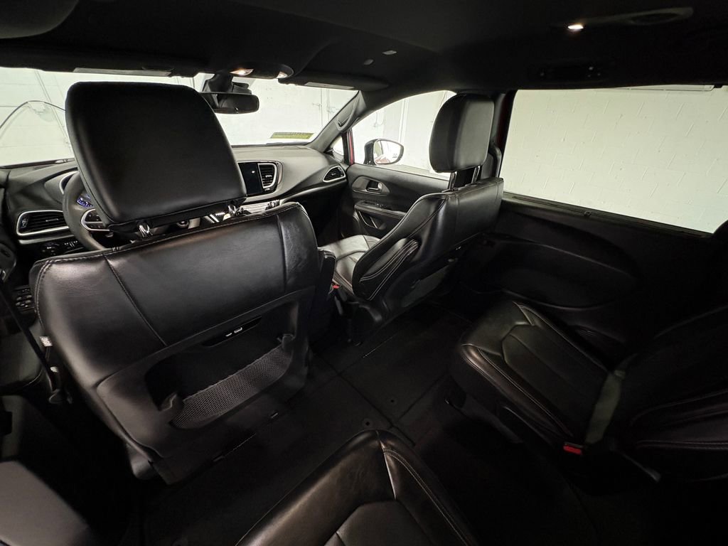 Used 2025 Chrysler Pacifica Select image 38