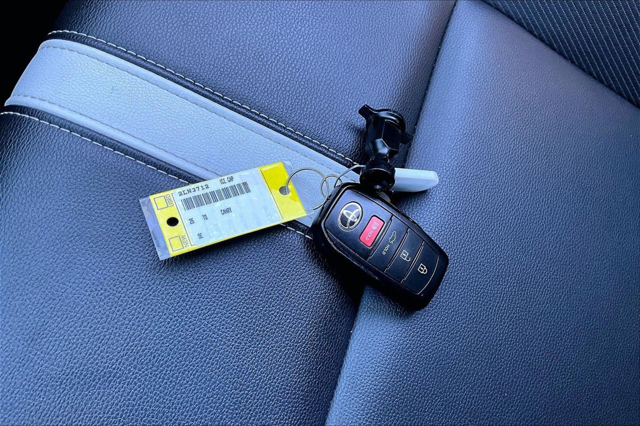 Used 2025 Toyota Camry SE FWD image 31