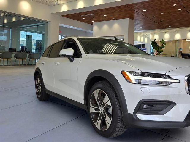 Certified 2026 Volvo V60 B5 Cross Country Plus w/ Protection Package Premier AWD/4WD image 31