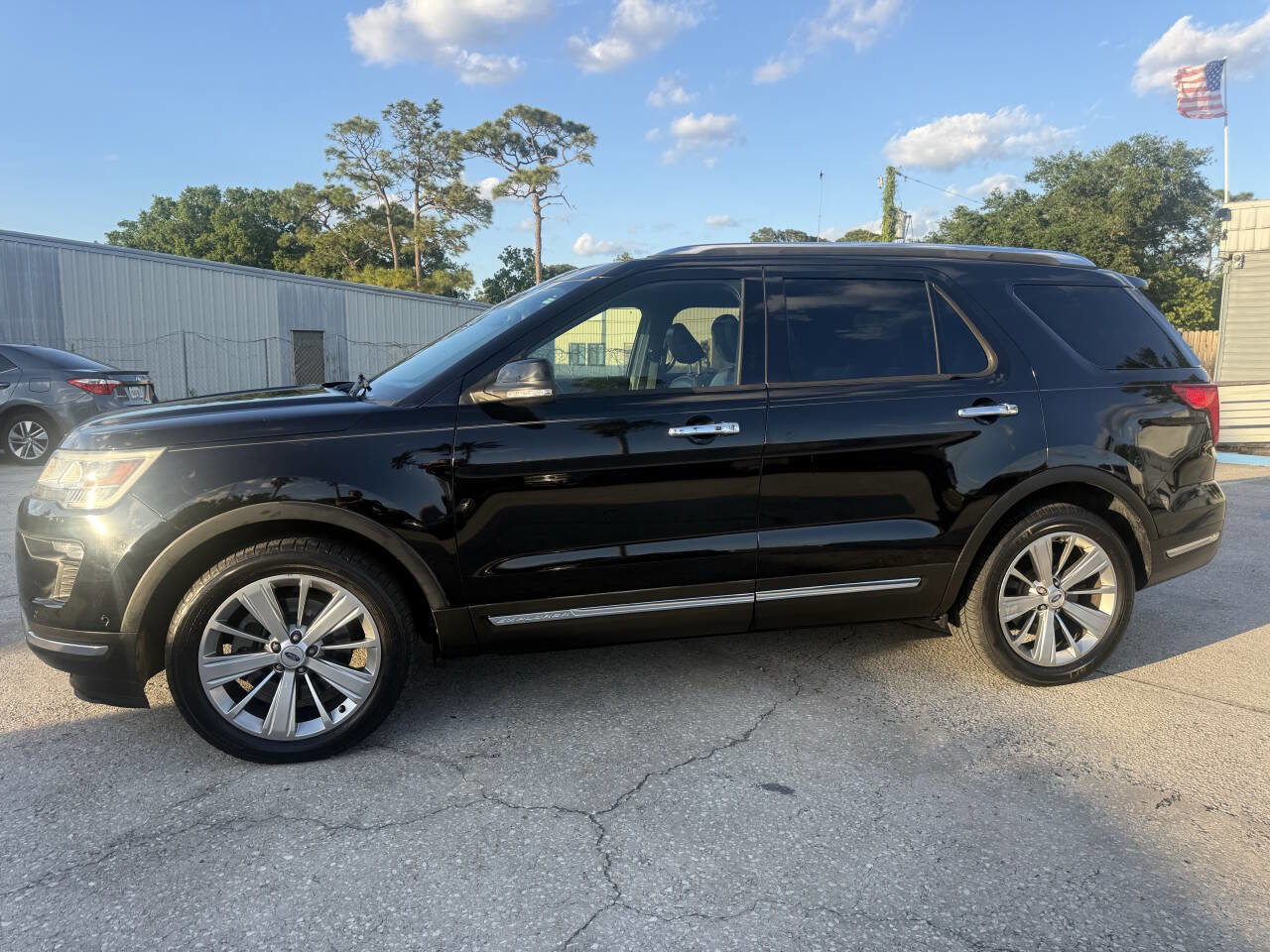 Used 2018 Ford Explorer Limited w/ Equipment Group 301A FWD image 3