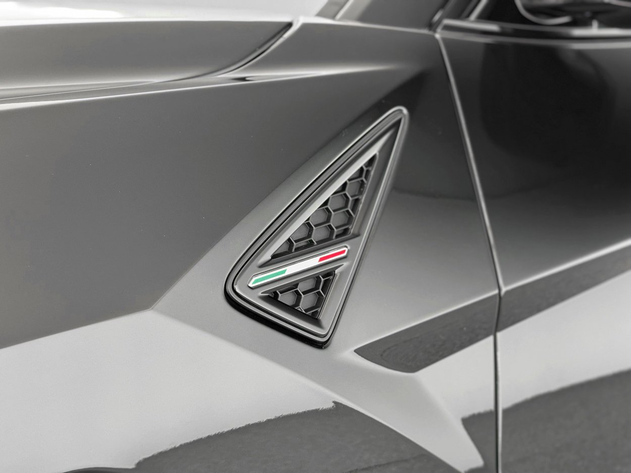 Used 2024 Lamborghini Urus Performante AWD/4WD image 44