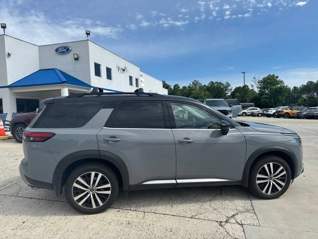 Used 2025 Nissan Pathfinder Platinum FWD image 18