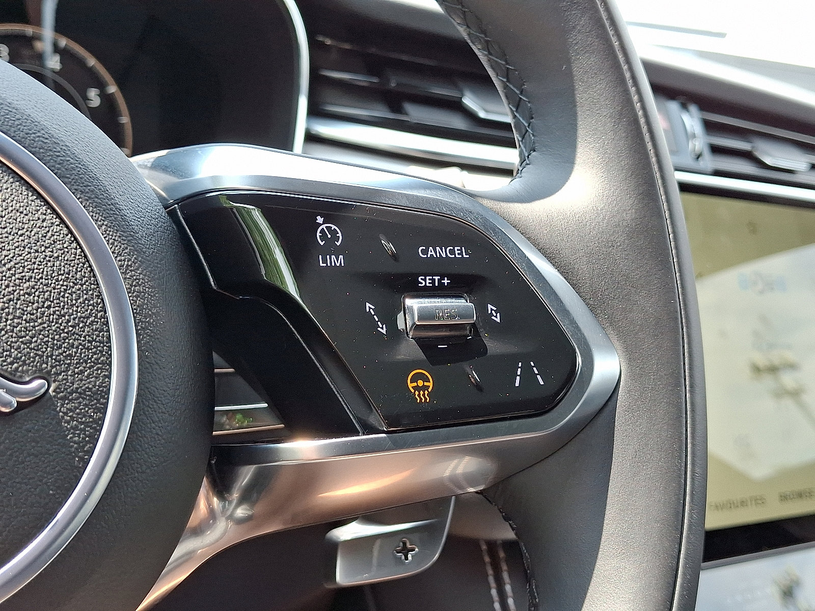 Certified 2025 Jaguar F-PACE R-Dynamic S image 21