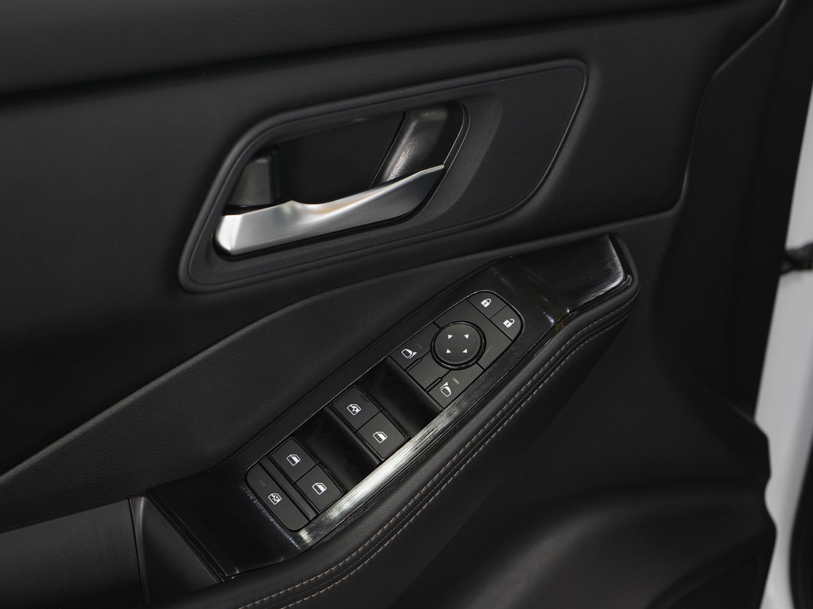 Used 2025 Nissan Rogue SV image 23