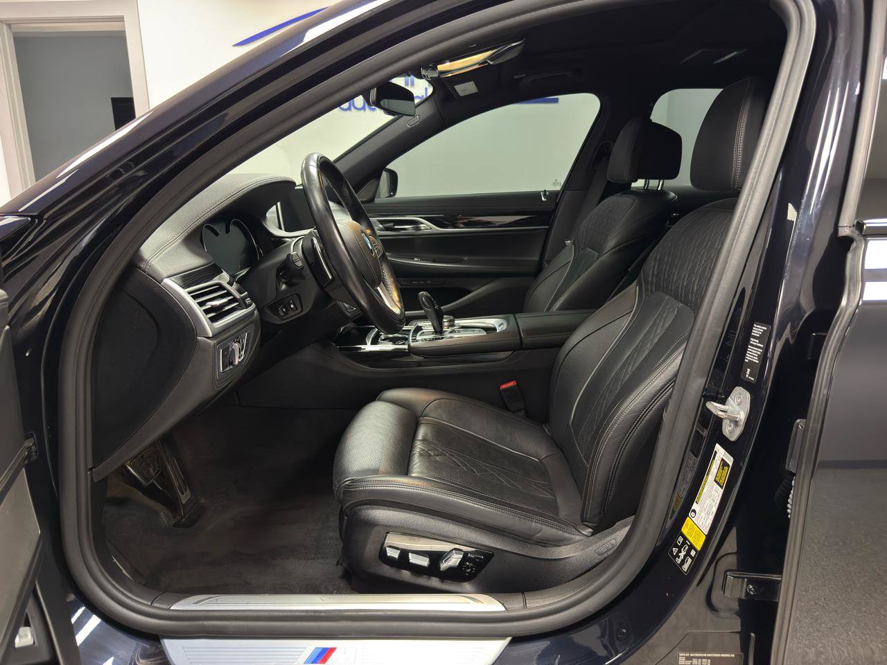 Used 2019 BMW 750i xDrive w/ M Sport Package AWD/4WD image 9