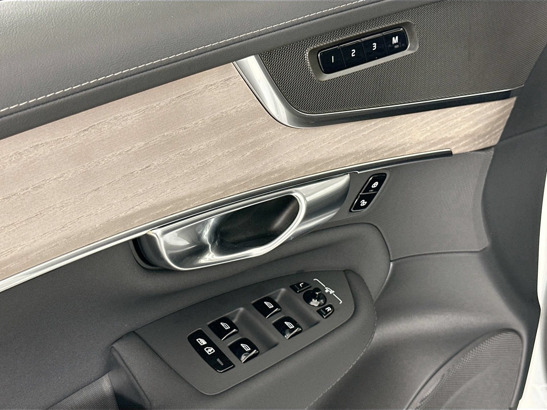 New 2026 Volvo XC90 B5 Plus w/ Protection Package Premier AWD/4WD image 18