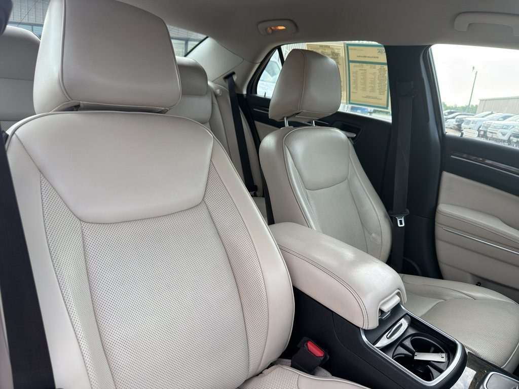 Used 2018 Chrysler 300 Limited RWD image 37