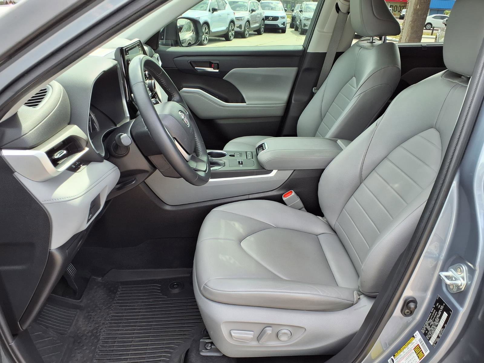 Used 2022 Toyota Highlander XLE FWD image 23
