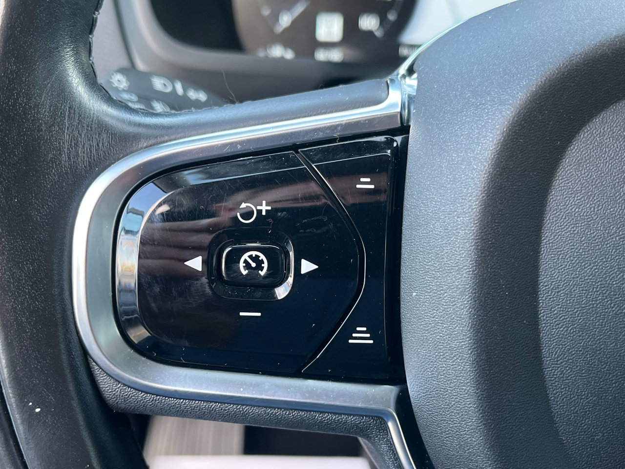 Used 2016 Volvo XC90 T8 Momentum image 29