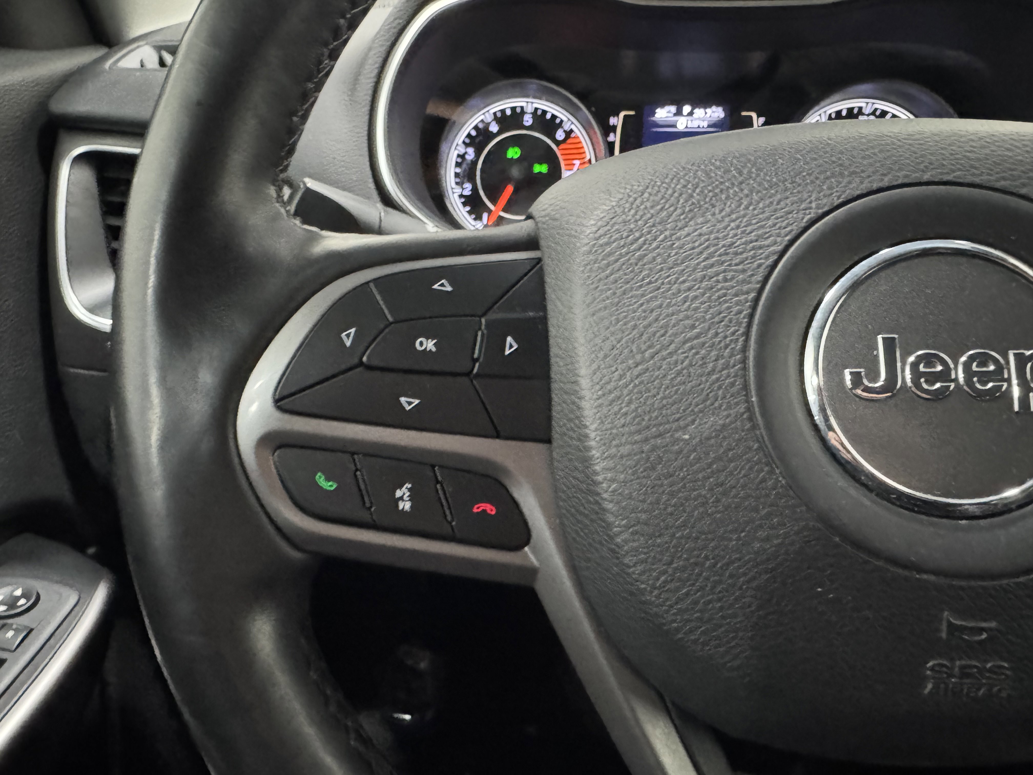 Used 2019 Jeep Cherokee Latitude Plus w/ Cold Weather Group image 32