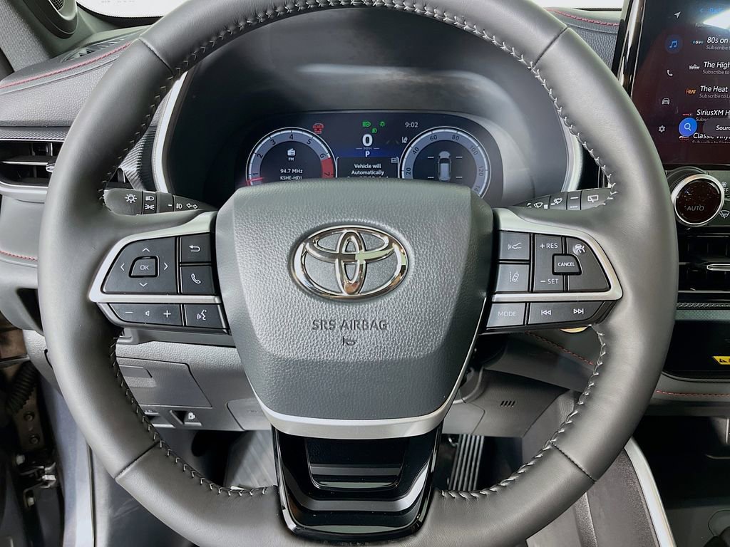 Used 2025 Toyota Highlander Limited AWD/4WD image 14