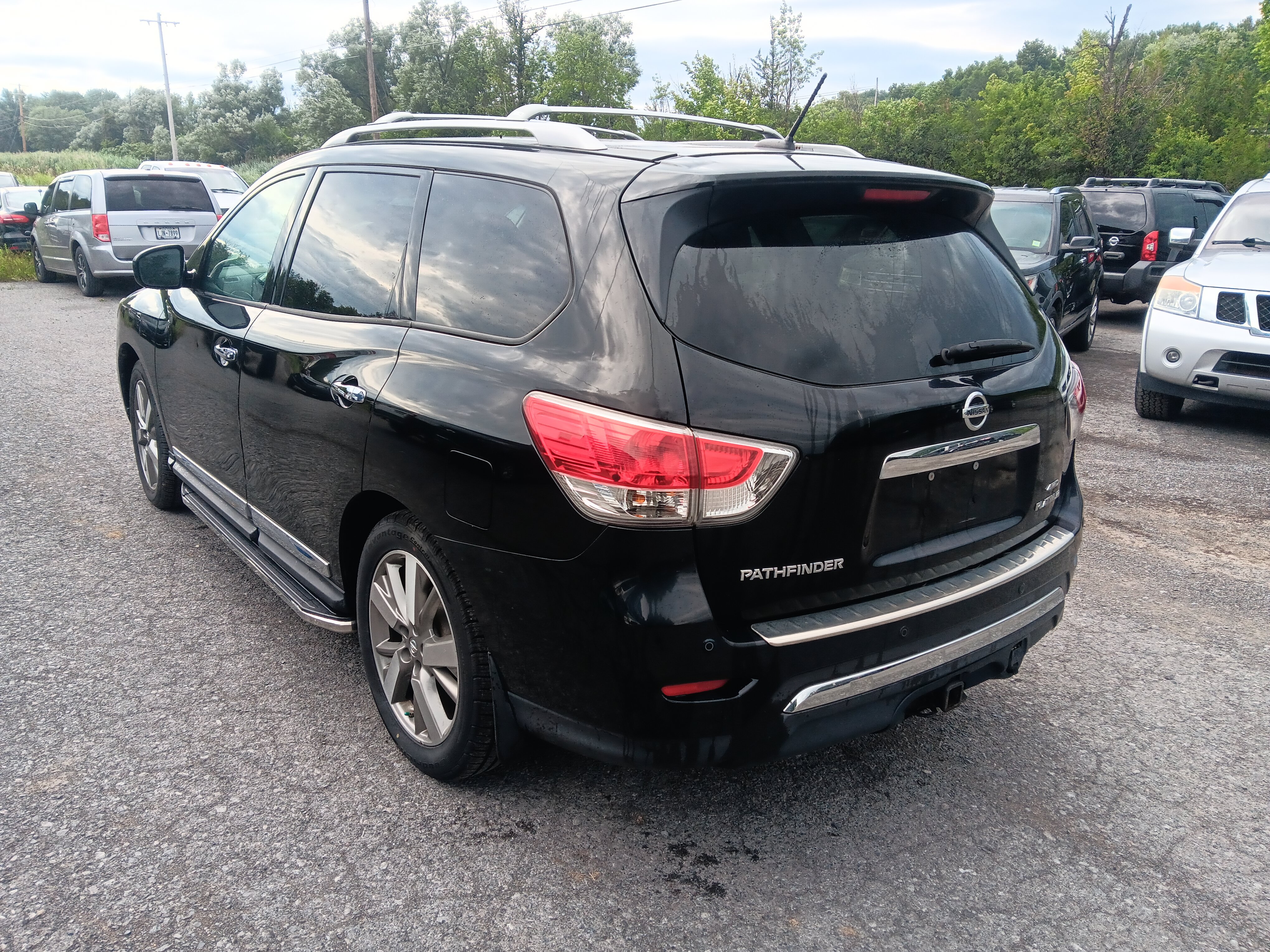 Used 2014 Nissan Pathfinder Platinum w/ Platinum Premium Package AWD/4WD image 3