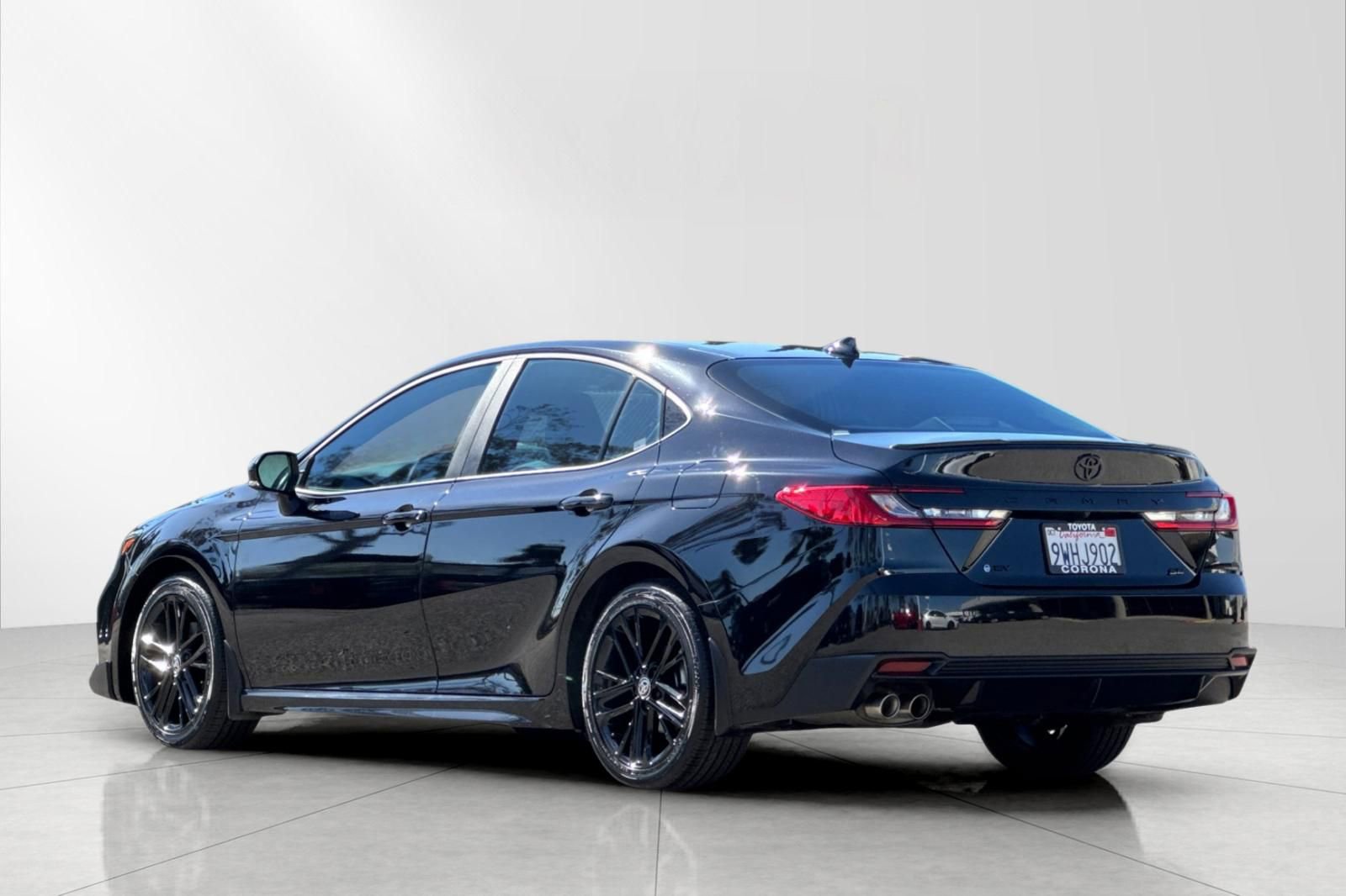 Used 2025 Toyota Camry SE w/ Convenience Package FWD image 5