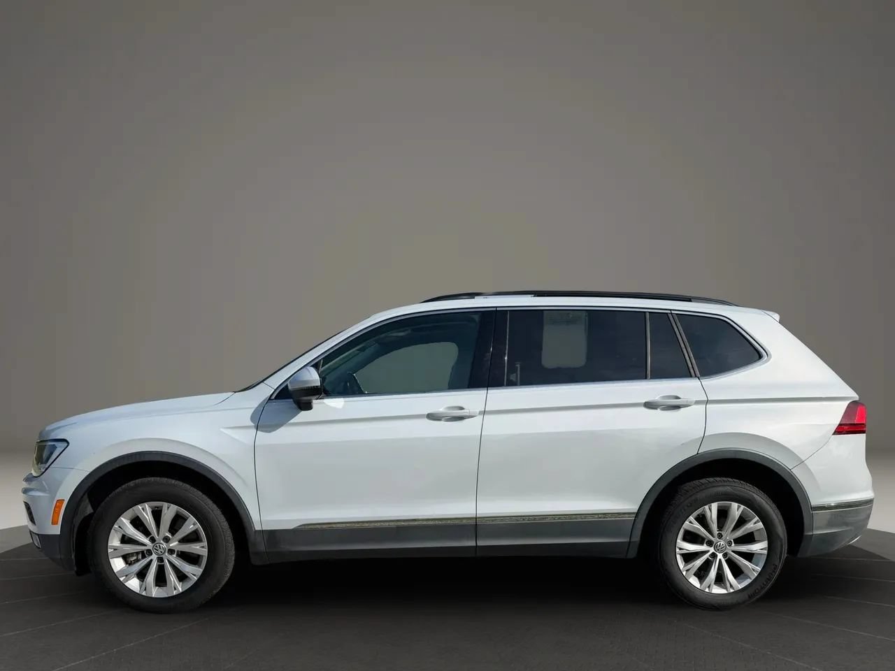 Used 2018 Volkswagen Tiguan SE w/ Panoramic Sunroof Package AWD/4WD image 2