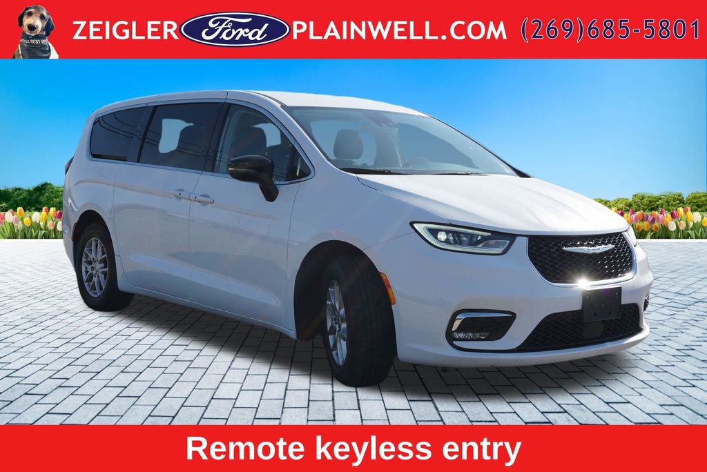Used 2024 Chrysler Pacifica Touring-L FWD image 7