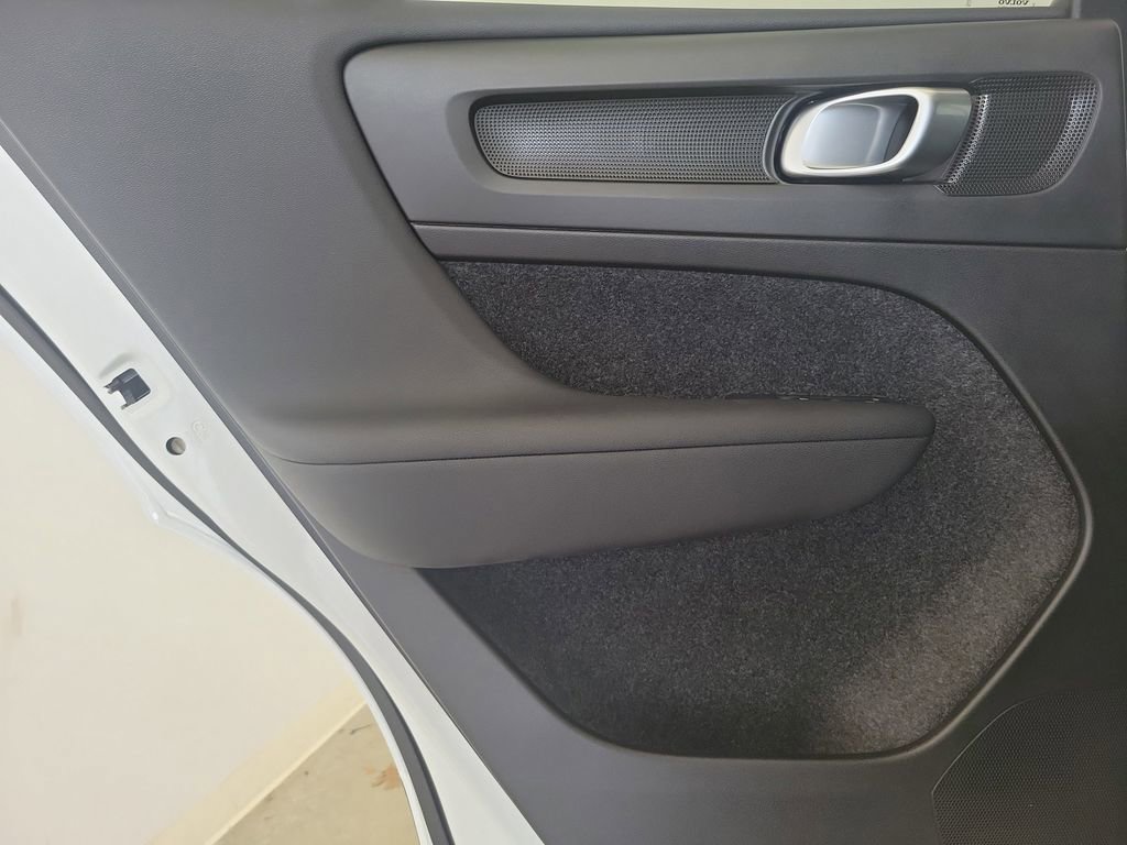 Used 2025 Volvo XC40 B5 Core image 15
