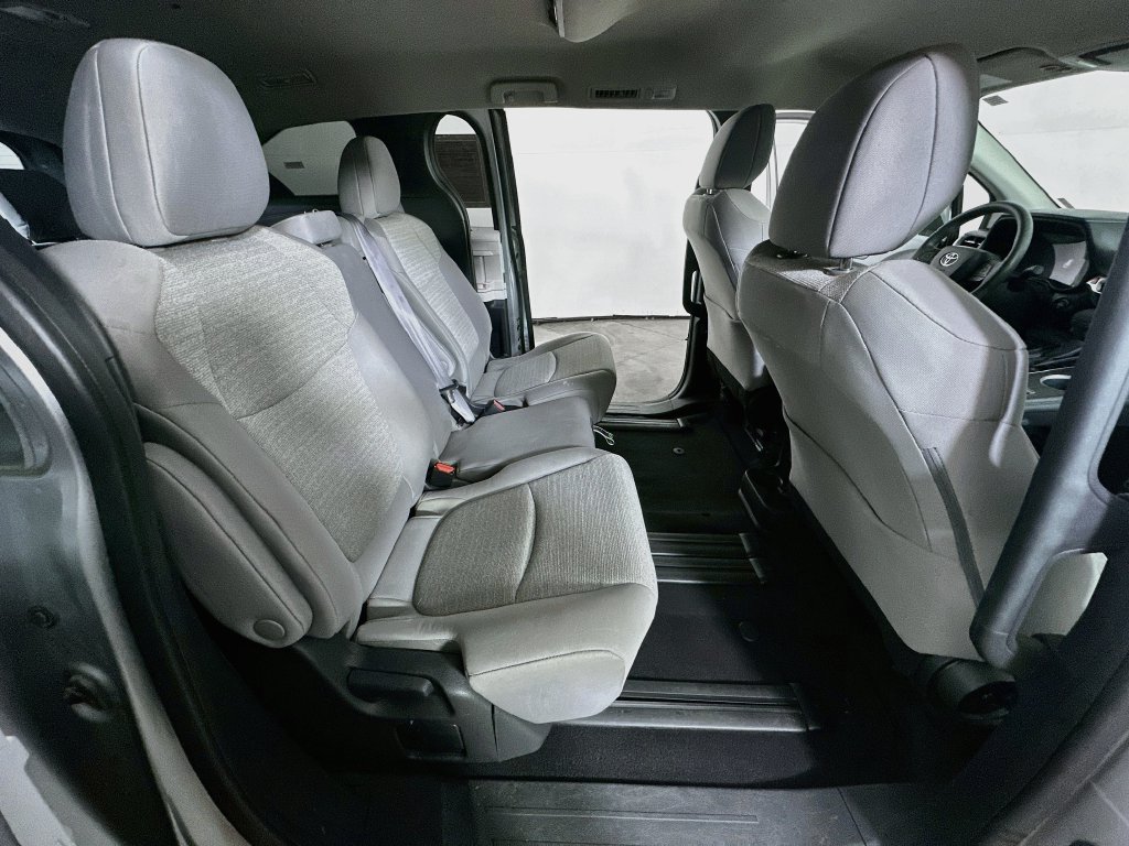 Used 2025 Toyota Sienna LE FWD image 12