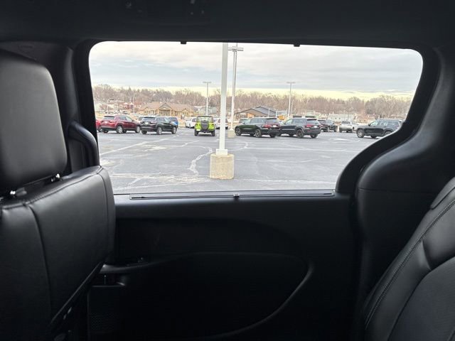 Used 2024 Chrysler Pacifica Touring-L w/ S Appearance Package image 37