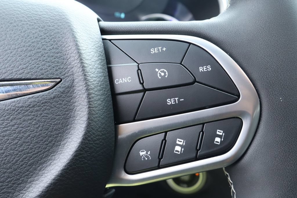 Used 2025 Chrysler Pacifica Select FWD image 25