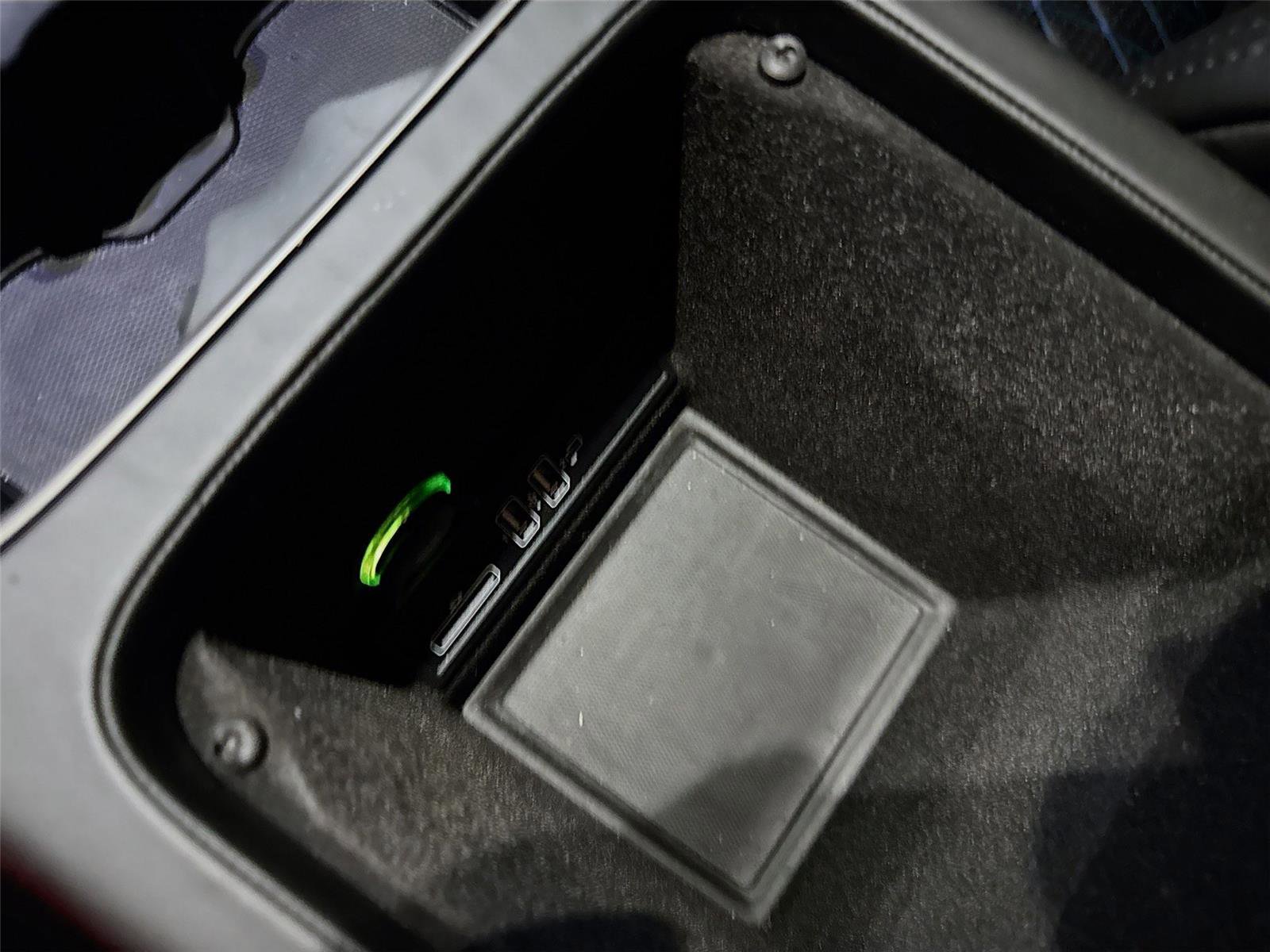 Used 2021 Aston Martin DBX image 16