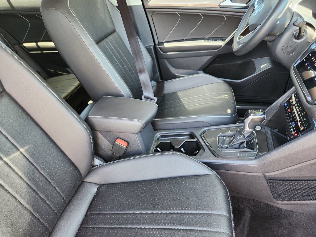 Used 2023 Volkswagen Tiguan SE FWD image 4