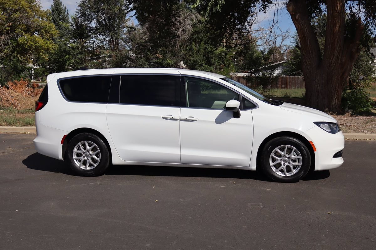 Used 2022 Chrysler Voyager LX FWD image 3