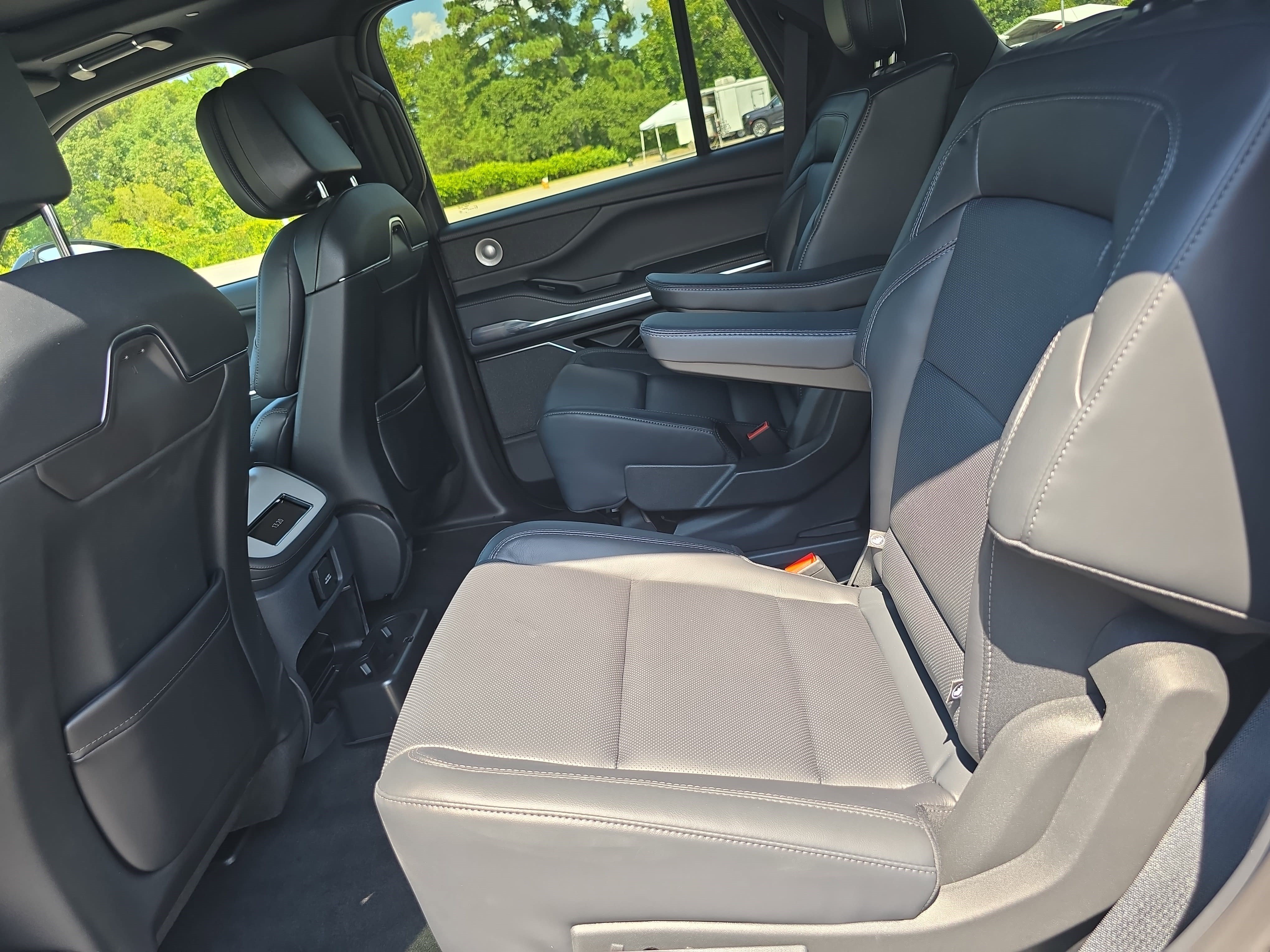 New 2027 Lincoln Navigator Reserve w/ Jet Appearance Package AWD/4WD image 16