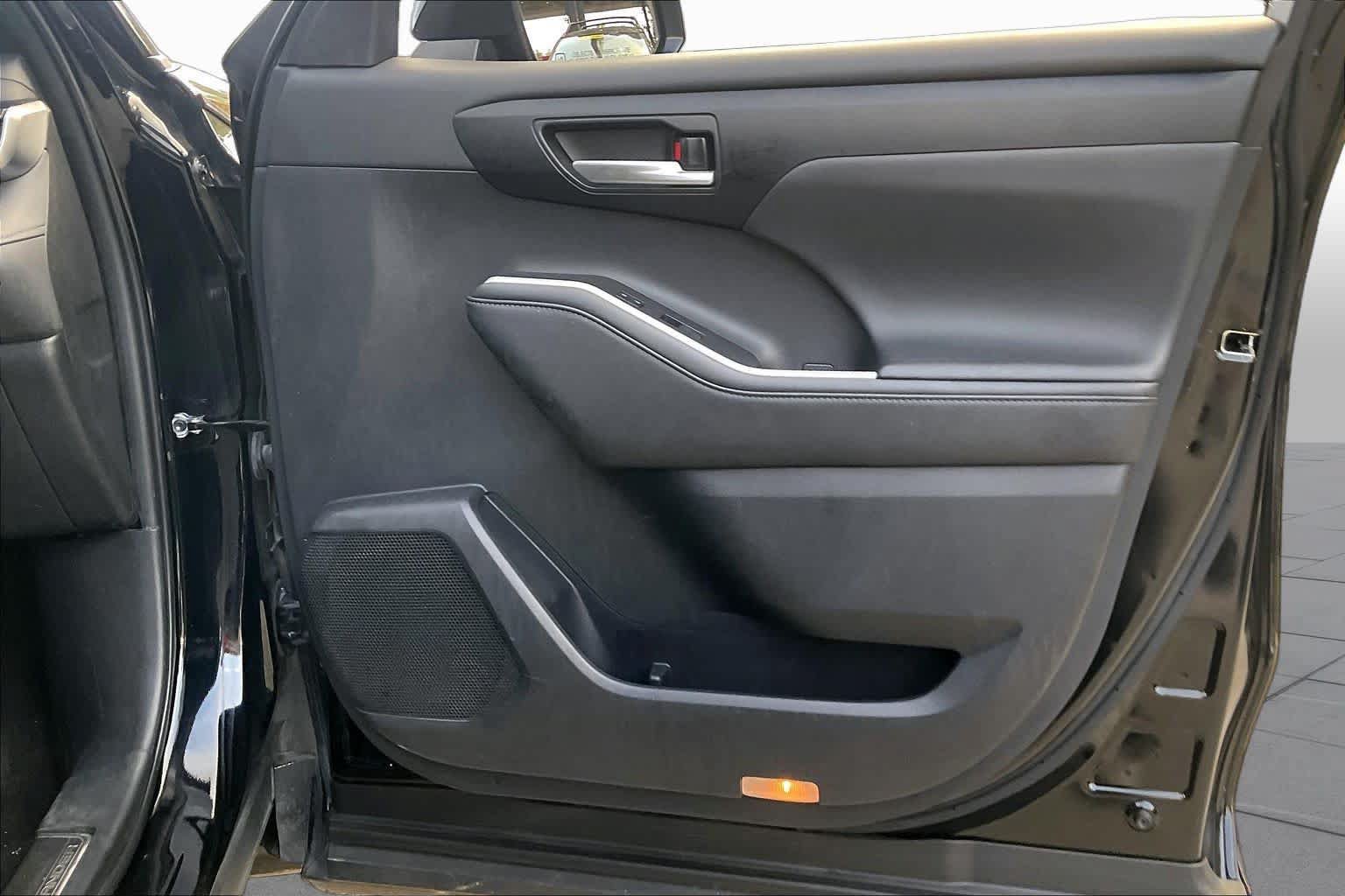 Used 2023 Toyota Highlander XSE FWD image 23