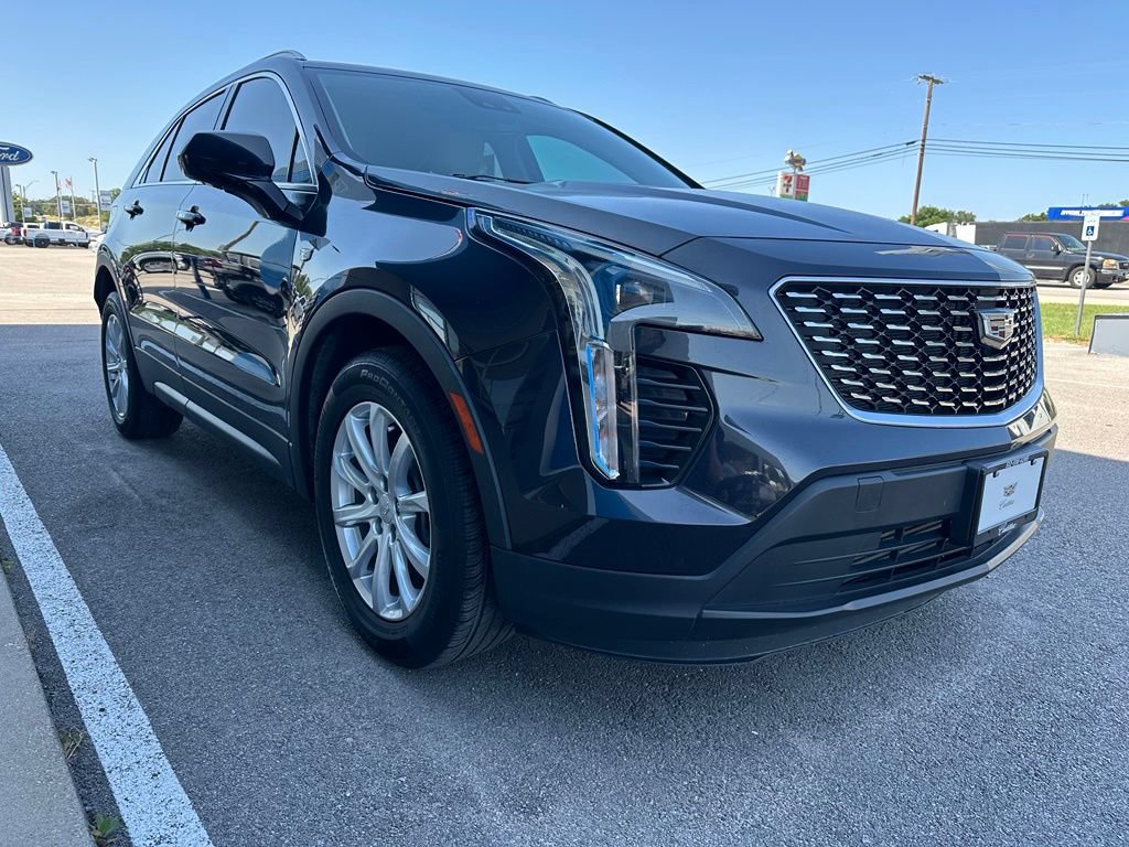Used 2022 Cadillac XT4 Luxury w/ Cold Weather Package FWD image 3
