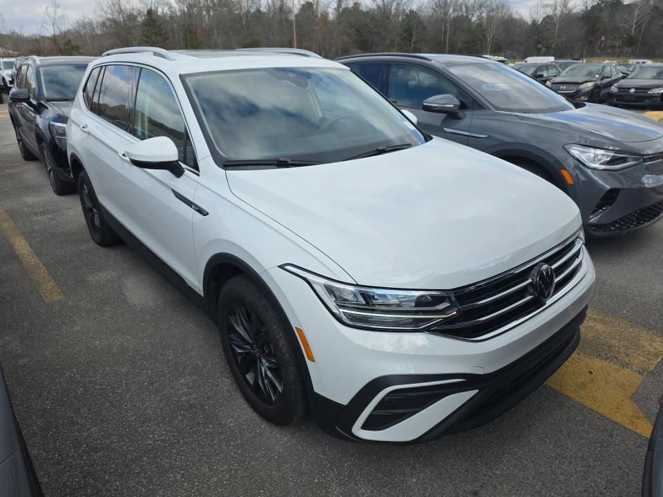Used 2024 Volkswagen Tiguan SE w/ Panoramic Sunroof Package image 2