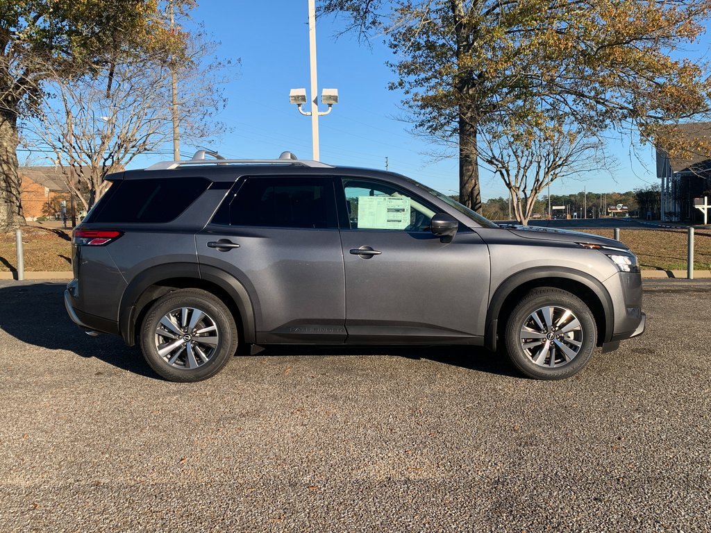 New 2025 Nissan Pathfinder SL image 2