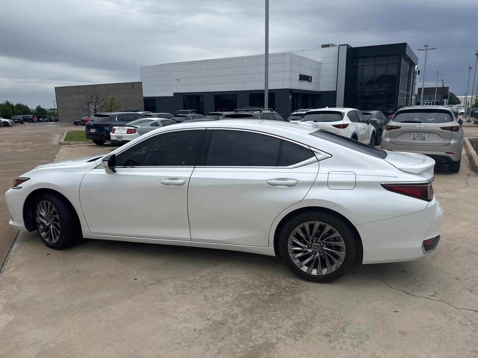 Used 2024 Lexus ES 300h w/ Technology Package image 18