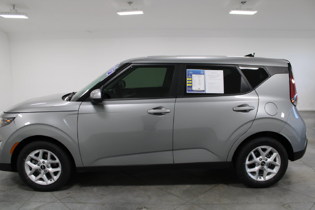 Used 2025 Kia Soul LX w/ LX Technology Package FWD image 6