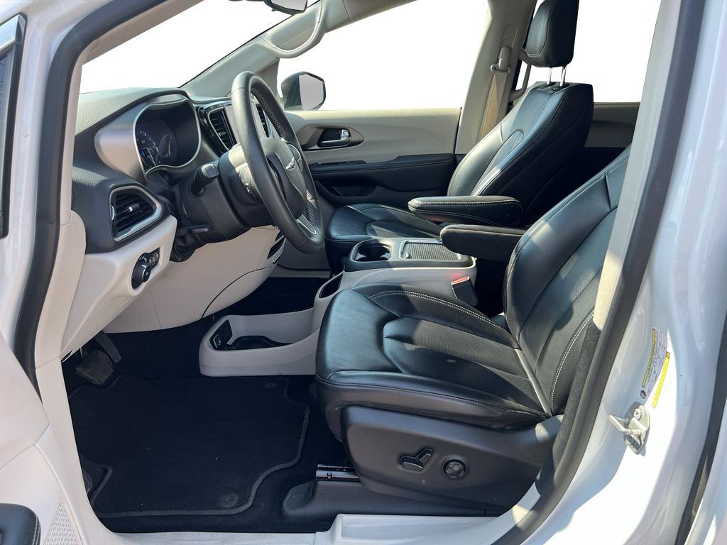 Used 2023 Chrysler Pacifica Touring-L FWD image 4