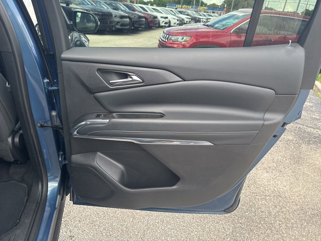 Used 2025 Chevrolet Traverse LT image 20